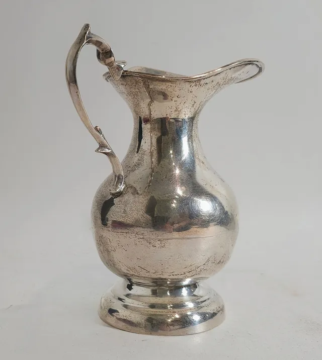 PEQUEÑA JARRA EN PLATA PUNZONADA.
