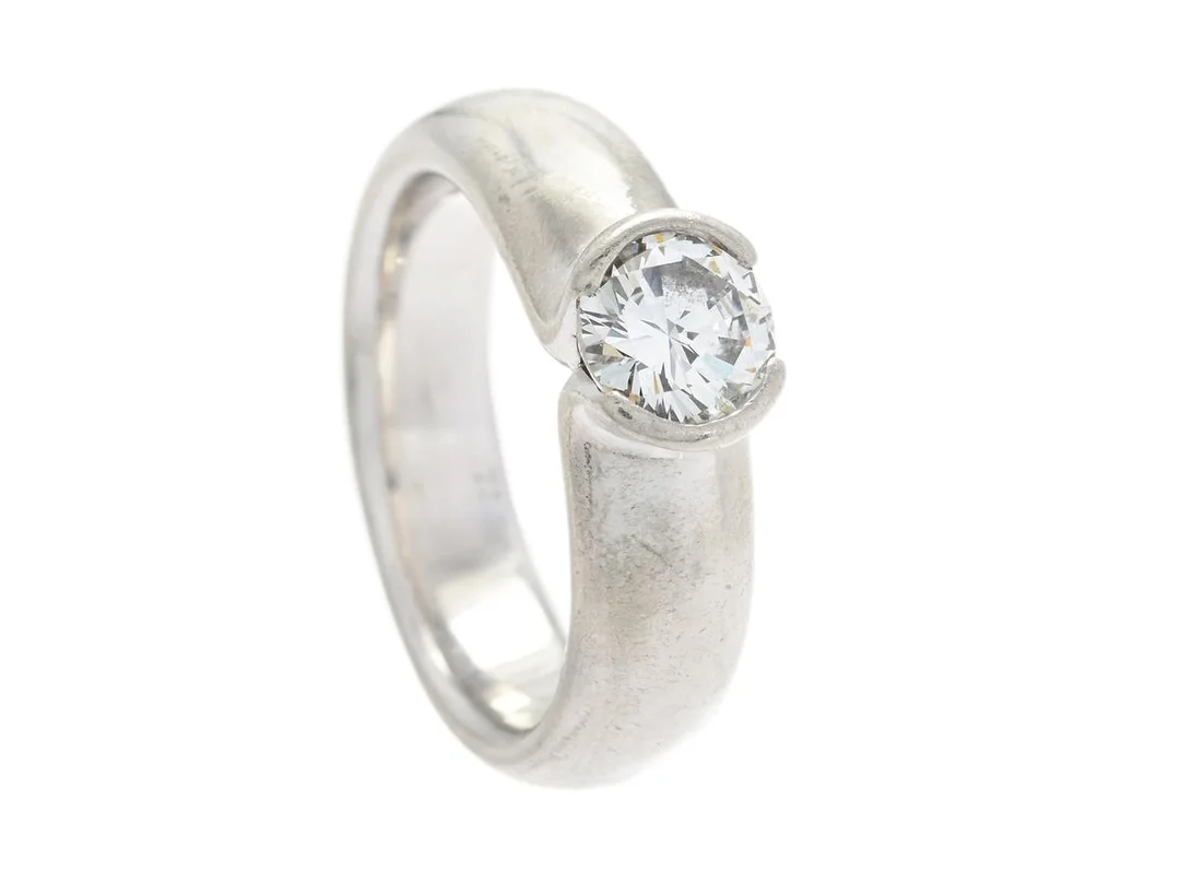 ENSTENSRING, platina, briljantslipad diamant ca 0,77 ctv, ca G/VS, stl 16,25+ mm, vikt 13,9 g, slitna fasettkanter och flera nagg på rondisten. — Smycken/Enstensring — Kaplans