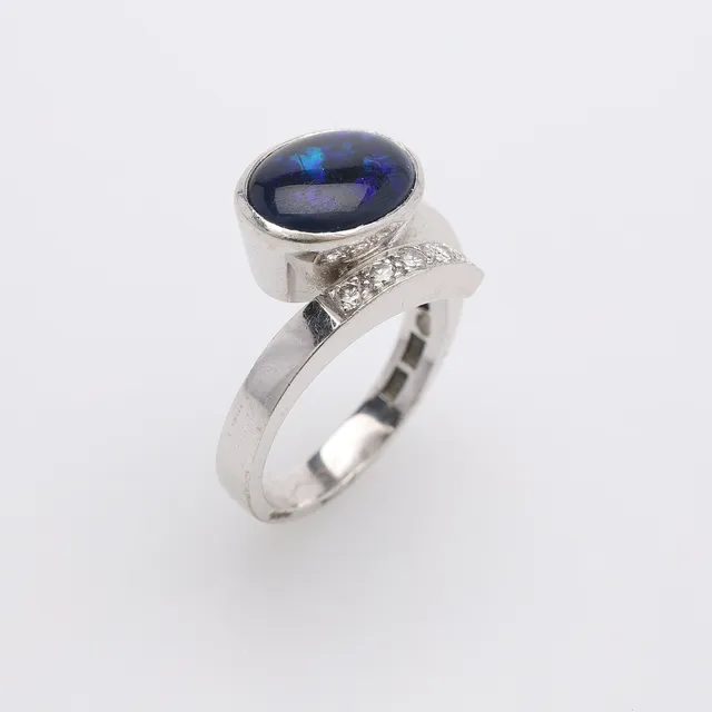 RING, SVART OPAL MED FEM BRILJANTER, W A BOLIN.
