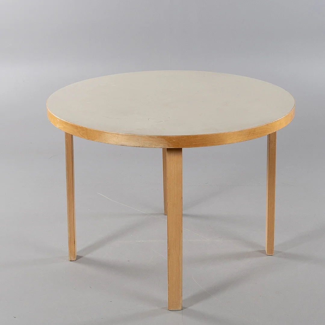 ALVAR AALTO. Bord, modell "90A", Artek, 1900-talets andra hälft. — Tables — Stockholms Auktionsverk Helsingborg