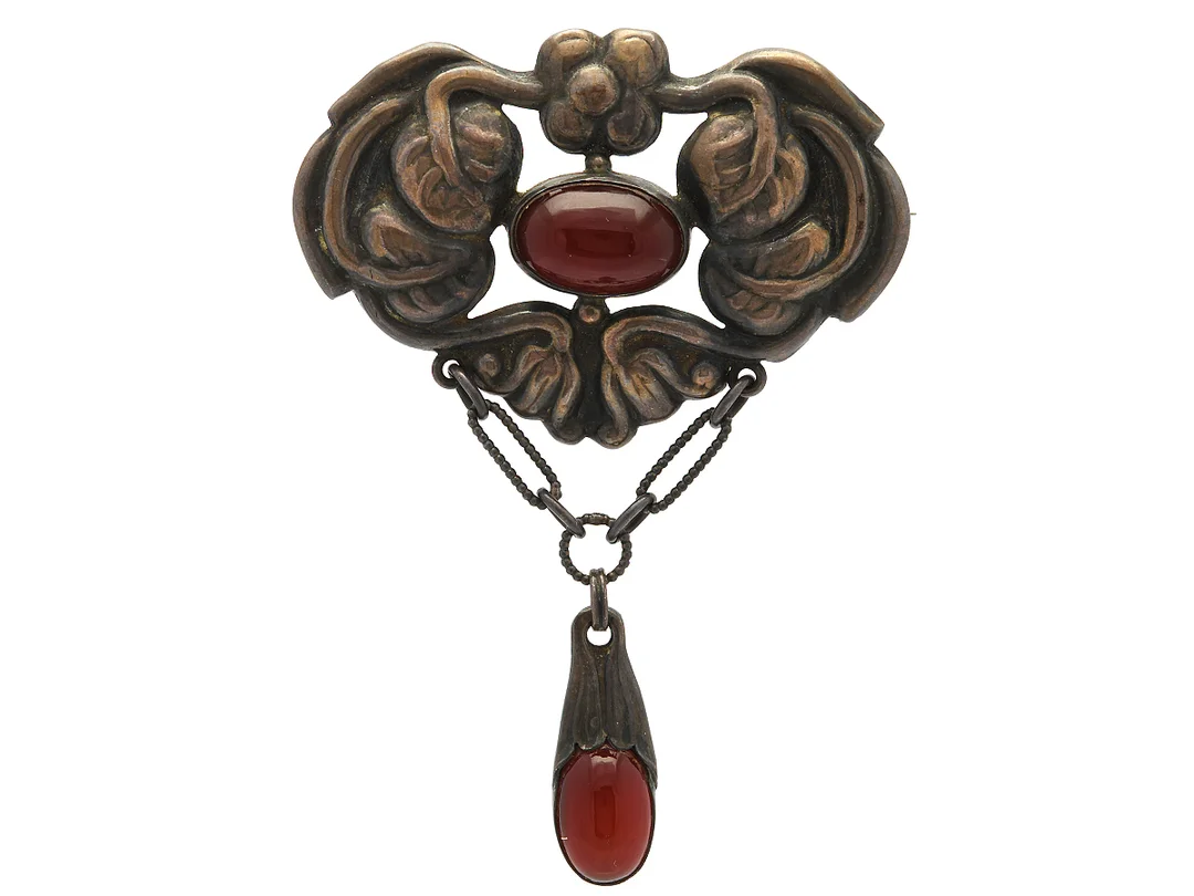 BROSCH, silver, karneol, Bernard Hertz, Jugend, höjd 87 mm, vikt 15,1 g, — Smycken/Brosch — Kaplans