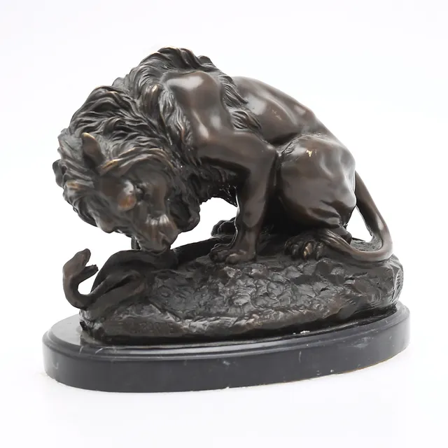ANTOINE-LOUIS BARYE. EFTER. Lejon med orm. Brons, signerad Barye.