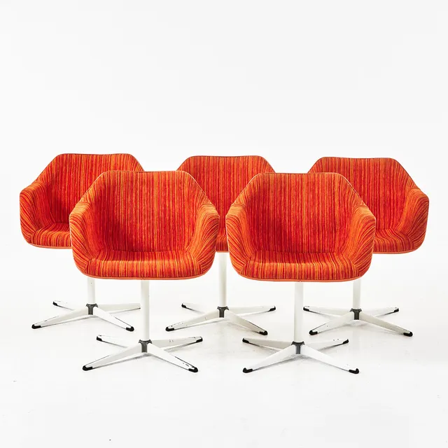 ROBIN DAY. Stolar, 5 st., för Hille, England, tillverkade av Overman, 1960-tal, formgjuten plast i vitt, orange klädsel.
