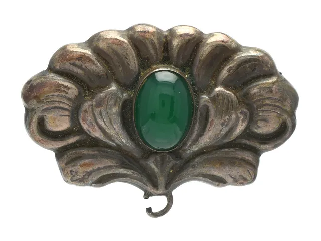BROSCH, silver, grön karneol, Jugend 1917, längd 52 mm, skadad ögla.