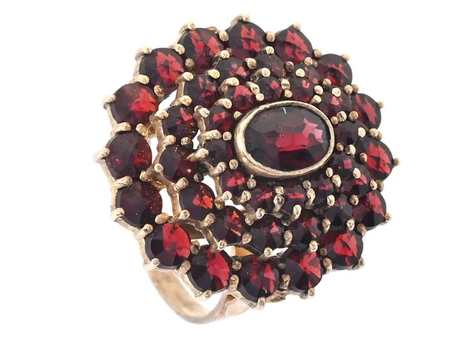 RING, silver, granater, förgylld, Engelbert, stl 18,75 mm, vikt 6,7 g nagg.