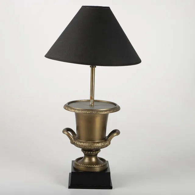 BORDSLAMPA, mässing med textilskärm på svart sockel.