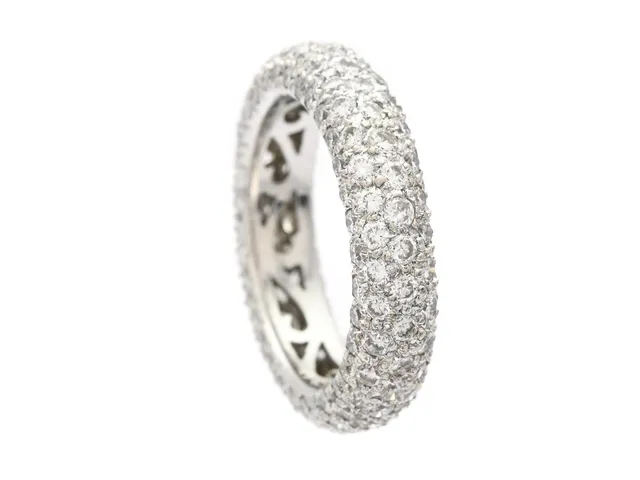 RING, 18K vitguld, briljantslipade diamanter ca 2,83 ct, enl gravyr, TW-Cr/VS-P, stl 16.75 mm, vikt 4,9 g, slitna fasettkanter, nagg på rondist och kuletter, slitna klor förekommer.