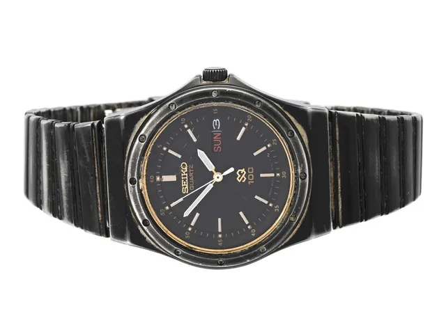 SEIKO, SQ 100, Serie nr. 642403, Boett nr. 8C23-6070, herrur, 34 mm, svart stål, quartz (går ej), hardlexglas, dag, datum, originallänk, viklås, ca 1986.
