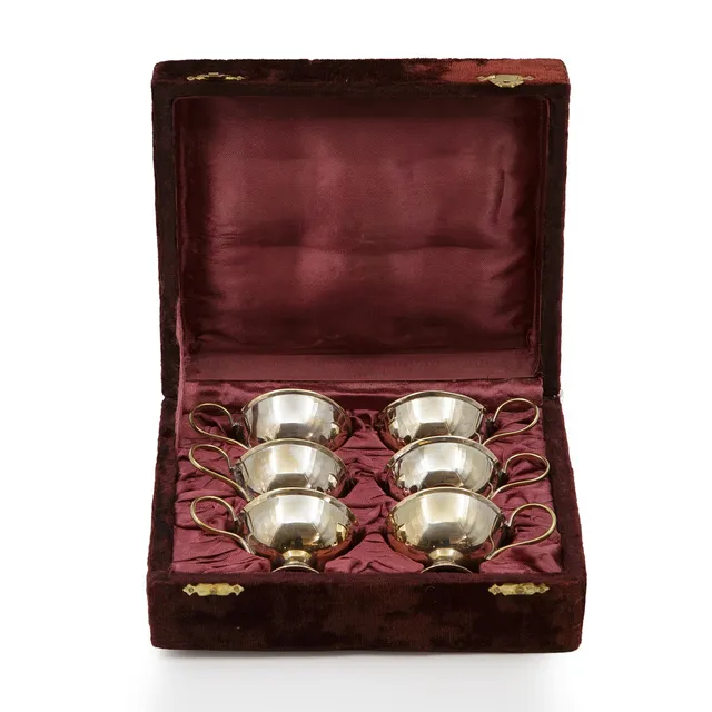 PUNSCHMUGGAR I SAMMETSKLÄTT ETUI, PUNSCHMUGGAR I VITMETALL, 1800/1900-TAL.