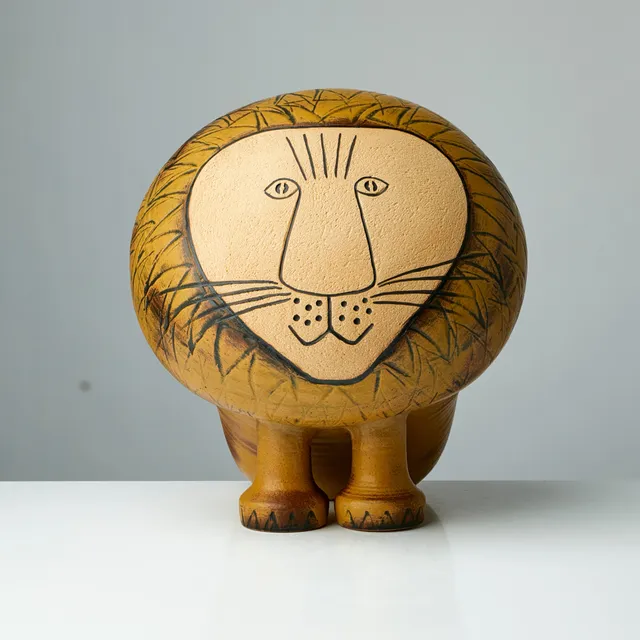 LISA LARSON. "Lejon Maxi", ur serien "Afrika", Gustavsberg 1964-1980, stengods, i form av lejon, glaserat i bruna och gula toner, signerad undertill "Lisa Larson, K- Studion, Gustavsberg".