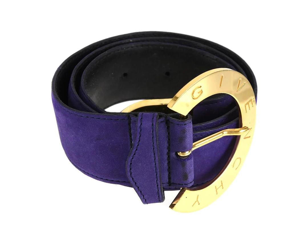 BÄLTE, GIVENCHY, lila mocka, guldfärgat spänne, längd 75 cm, bredd 3,5 cm. — Accessoarer/Bälten — Kaplans