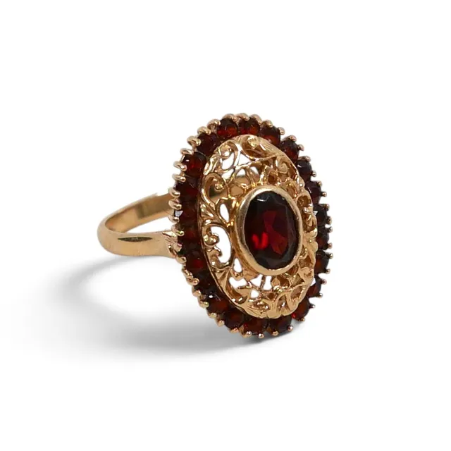 AN 18CT YELLOW GOLD GARNET RING.