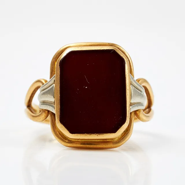 RING, 18 k vit- och rödguld, planslipad Karneol, Svensk Importstämpel.
