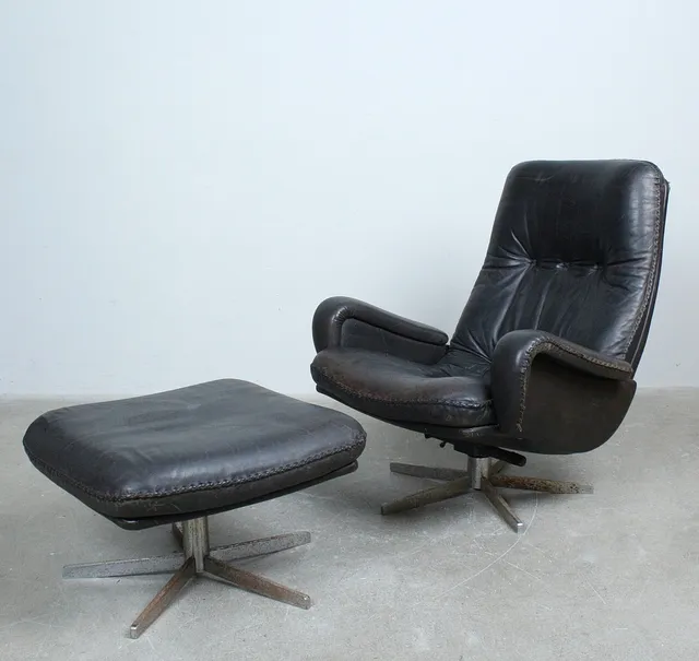 DE SEDE. , Sessel mit Ottomane, Modell S231 "James Bond Drehstuhl", Leder, 1960/70er.