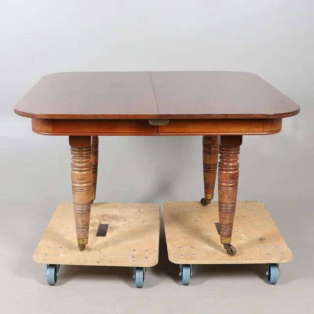 A LATE 19TH CENTURY MAHOGANY EXTENDING TABLE.