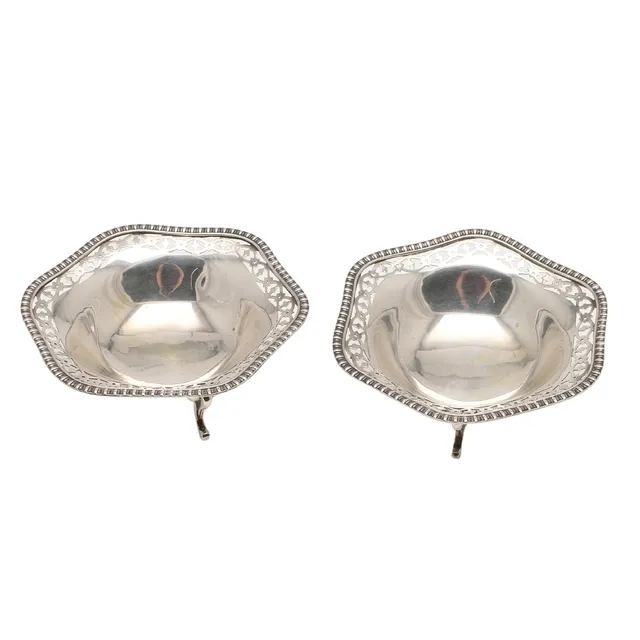 A PAIR OF GEORGE V SILVER BONBON DISHES.