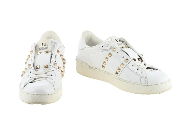 SKOR, VALENTINO, Rockstud sneakers, vitt läder, guld nitar, stl 39, kartong.