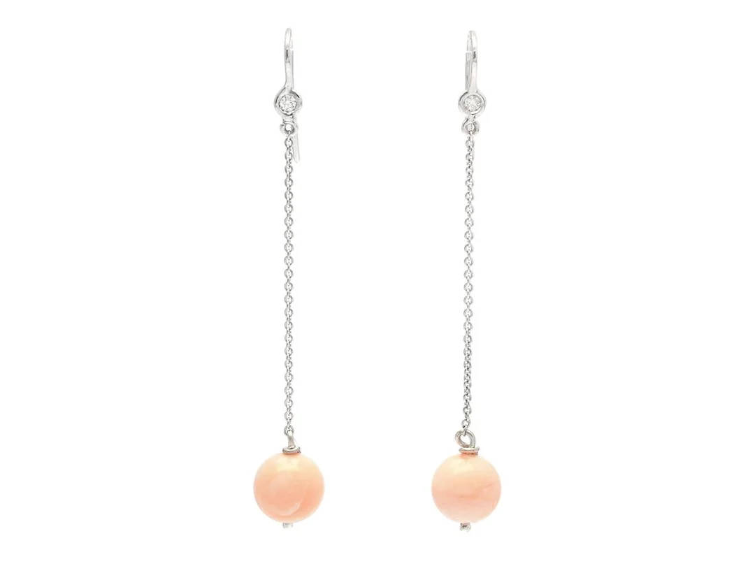 ÖRHÄNGEN, 18K vitguld, korall, 2 briljantslipade diamanter ca 0,06 ctv, ca TW-W/VS, höjd 65 mm, vikt 4,2 g, krokar. — Smycken/Örhängen — Kaplans
