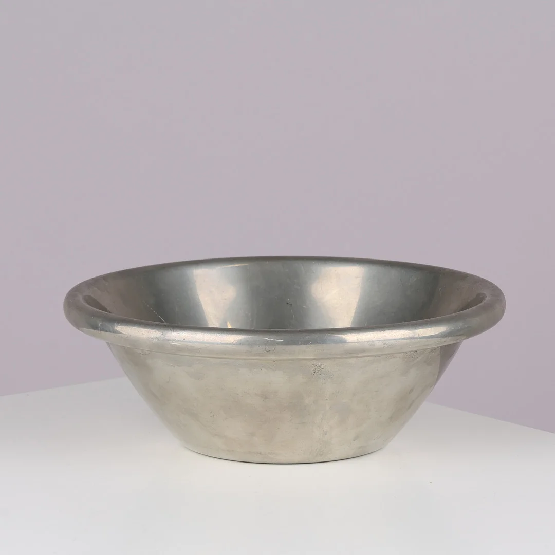 ASTRID FOG (1911-1993). Cirkulær skål af poleret tin, modelnr. 569221, Just Andersen, Danmark. — Pewter, Brass & Copper — Palsgaard Kunstauktioner