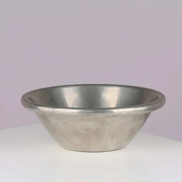 ASTRID FOG (1911-1993). Cirkulær skål af poleret tin, modelnr. 569221, Just Andersen, Danmark.