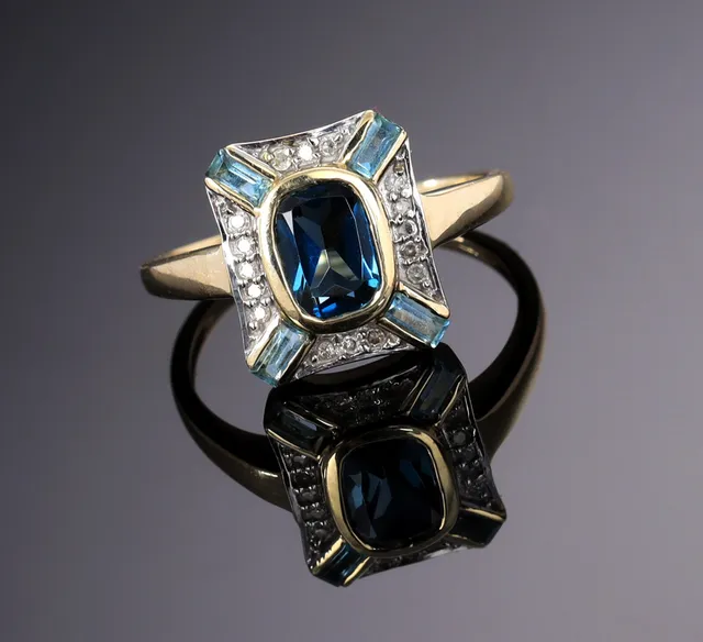 Aquamarine and diamond ring of 9 kt. gold