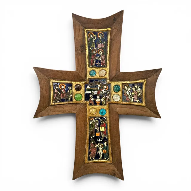 Crucifijo en esmalte con imágenes de la vida de Jesús. En madera.