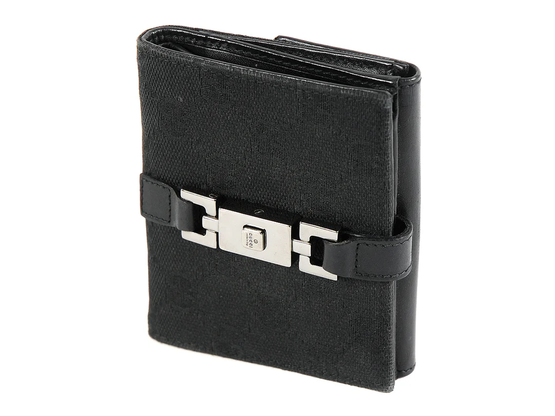 PLÅNBOK, GUCCI, svart gg tyg, läder, mörk oxiderat spänne, 11x8 cm, mynt, sedel, 6 st kontokortsfack. — Accessoarer/Plånböcker — Kaplans