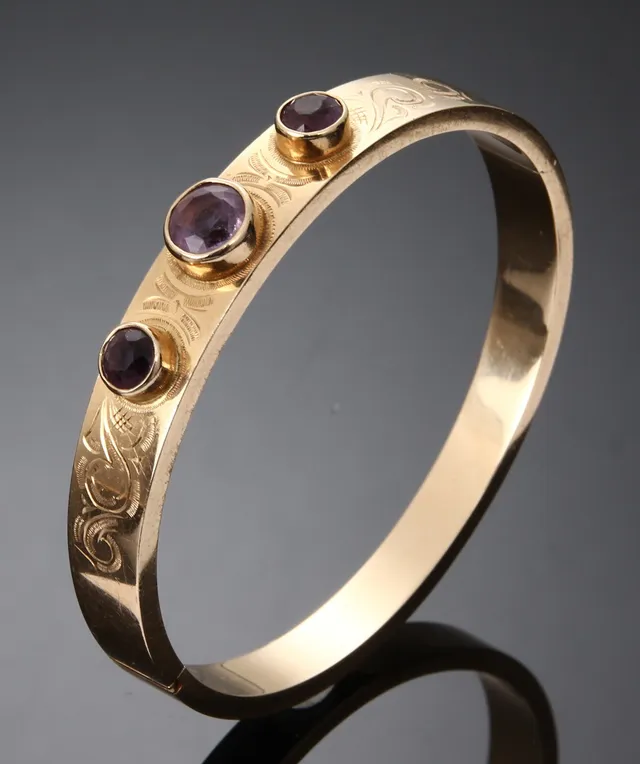 Jørgen Larsen. Armring af 14 kt. guld med ametyster