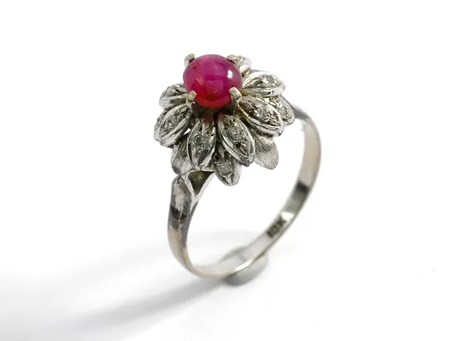 RING, 18K vitguld, rubin, åttkantslipade diamanter, stl 16,75 mm, vikt 2,6 g.