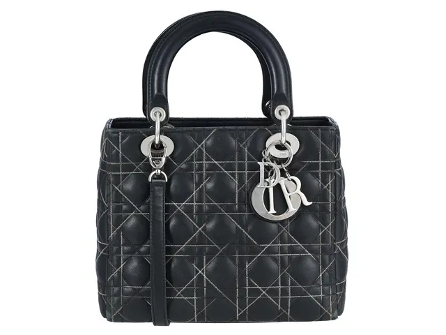 DIOR, VÄSKA, Lady Dior, Cannage Contrast Stitch, svart lammskinn, silverfärgade beslag, 24x20x11 cm, märkt 96-MA-0111, år 2011, avtagbar axelrem, slitage på hörn. Fair Condition.