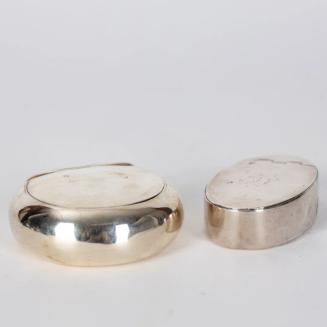 THOMAS WILLMORE UND. Zwei Tabatieren, Sterling Silber, Birmingham, 1802 und 1847 (2). — Silver — Stockholms Auktionsverk Hamburg
