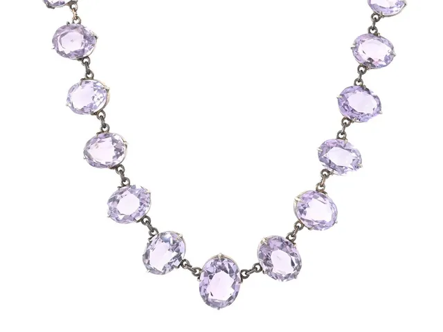 COLLIER, ametist, gulmetall, längd 39 cm, vikt 18,8 g, ombyggd.