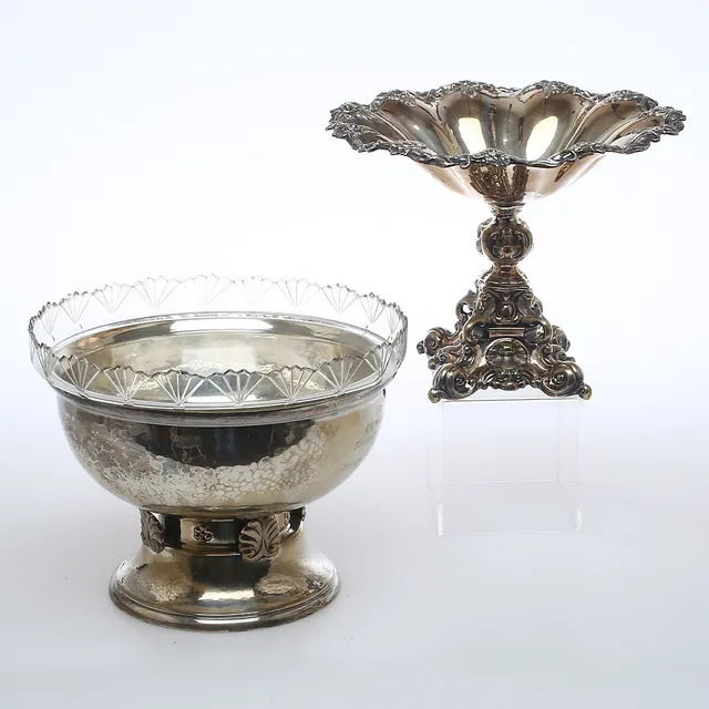 SKÅLAR på fot, 2 st, nysilver varav en med glasinsats, 1900-tal.