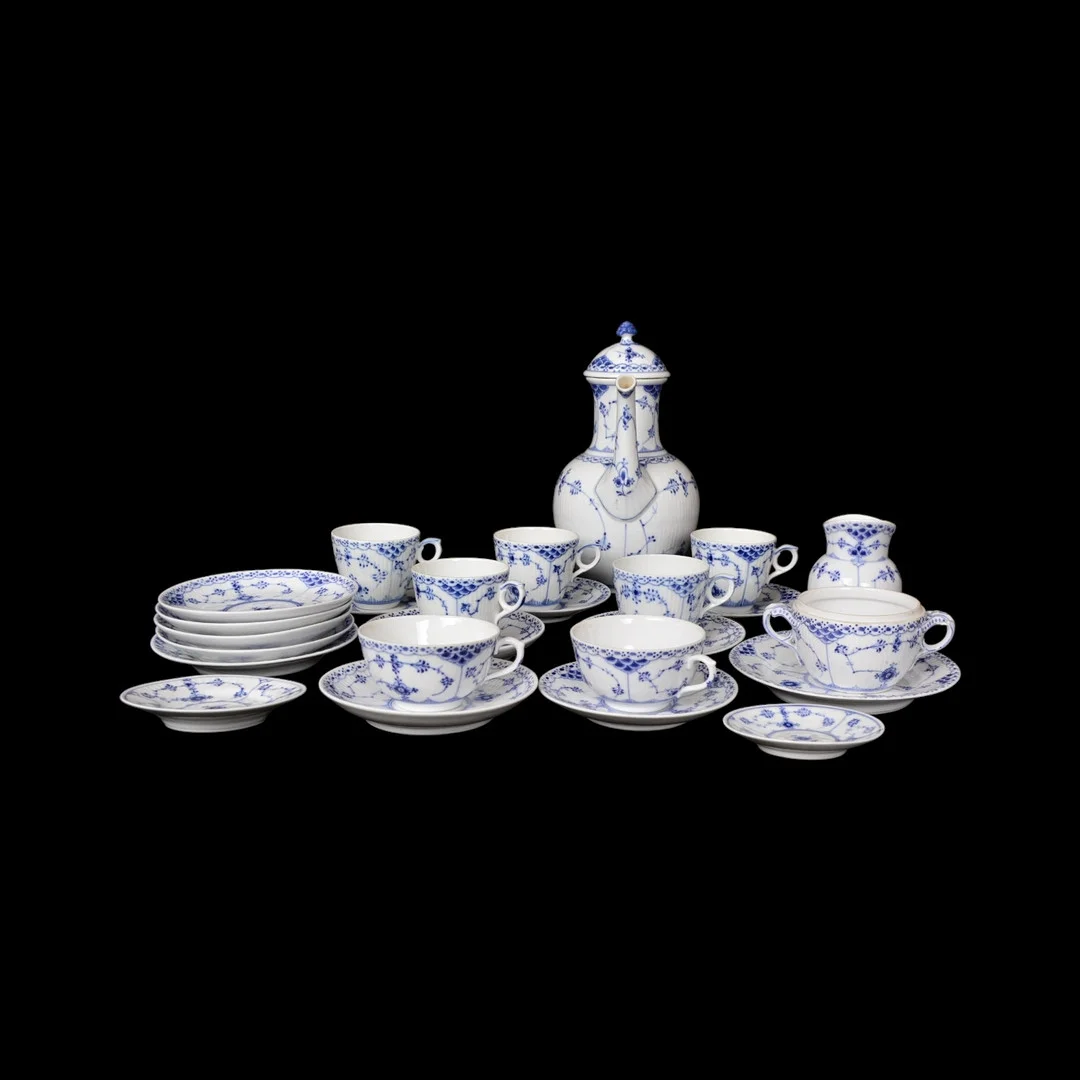 PARTI PORSLIN, 25 delar, "Musselmalet", halvblond, Royal Copenhagen, Danmark. — European — Halmstads Auktionskammare