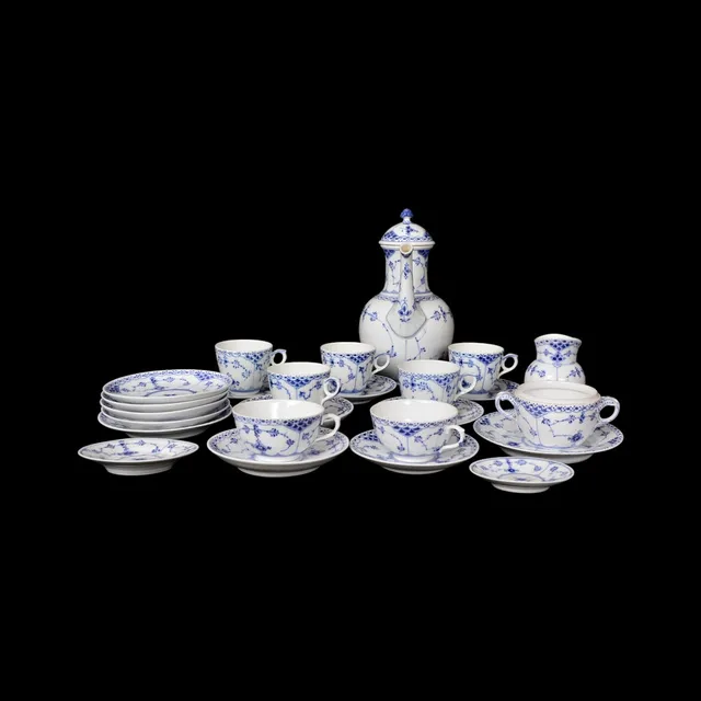 PARTI PORSLIN, 25 delar, "Musselmalet", halvblond, Royal Copenhagen, Danmark.