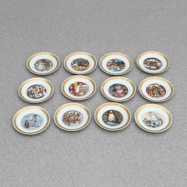 ROYAL COPENHAGEN, SAMLARTALLRIKAR, 12 ST. "The Hans Christian Andersen Plates". 1970-tal.