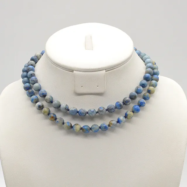 PERLENCOLLIER AUS NATÜRLICHEM LAPISLAZULI, VERGOLDETER VERSCHLUSS, POLIERTE OBERFLÄCHE, EINZELN GEKNÜPFT, UM 1950, CA. 80 CM.