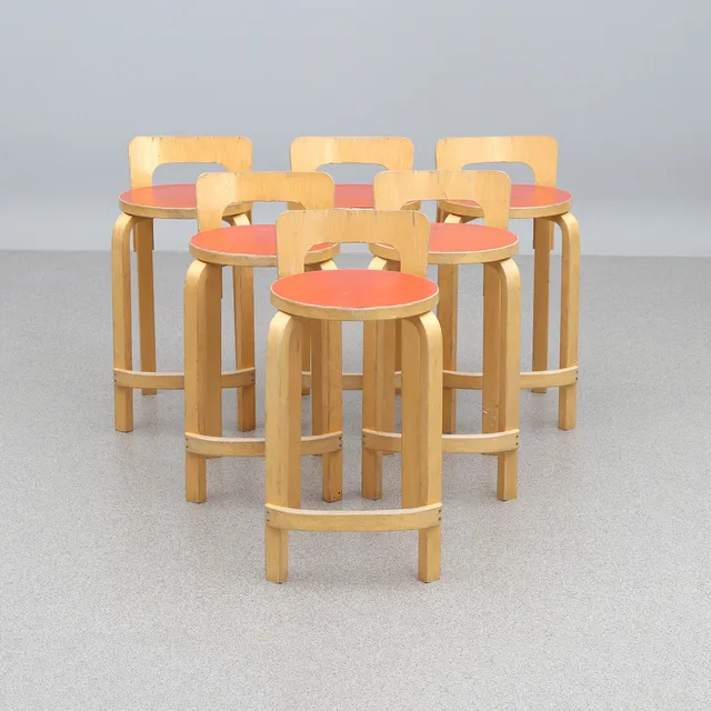 ALVAR AALTO. BARSTOLAR, SEX ST. Björk med laminatsitsar. K65. Samtida tillverkning.