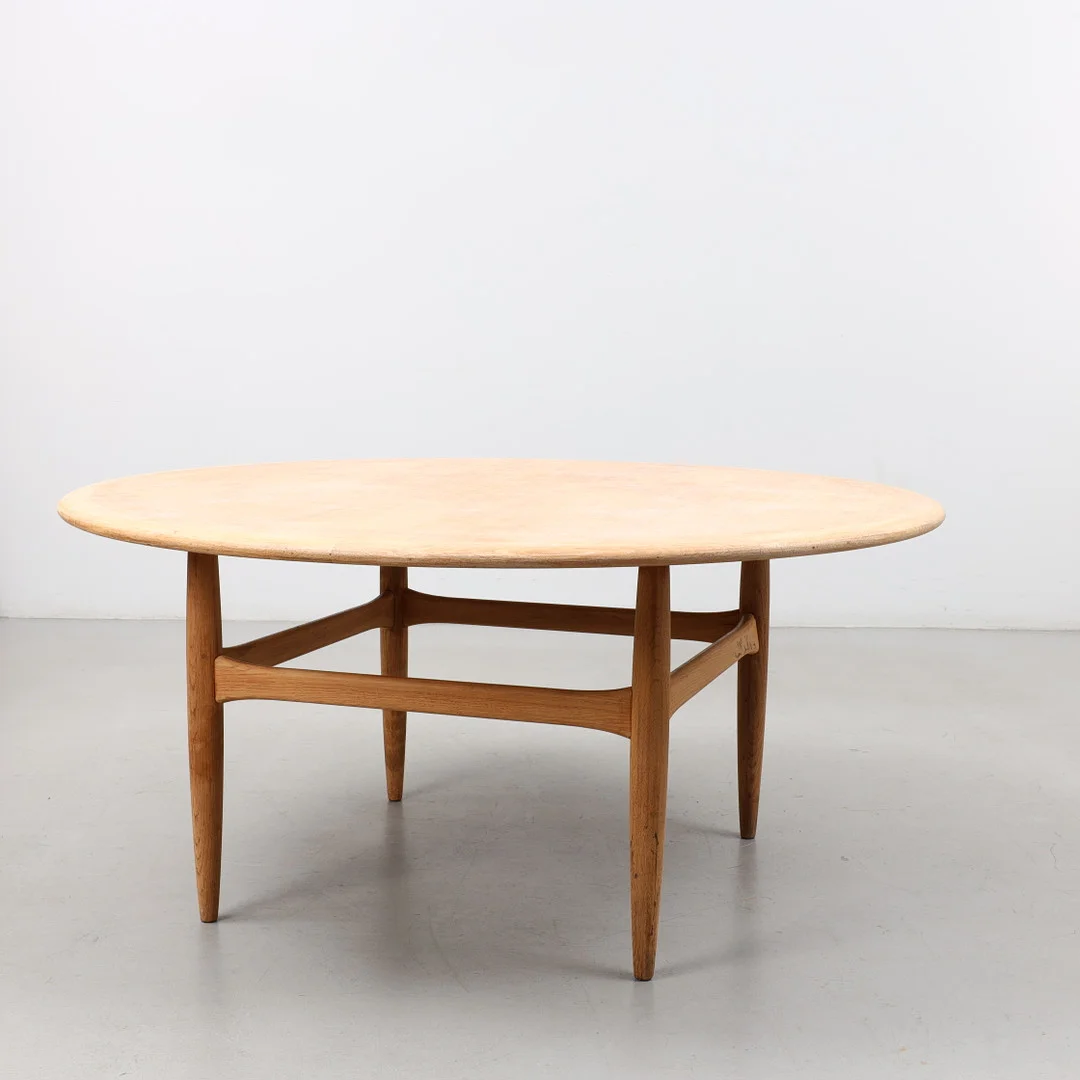 KURT ØSTERVIG. Soffbord, ek, No. 198, för Jason Ringsted, Danmark. 1950-/60-tal. — Tables — Auktionshuset Kolonn
