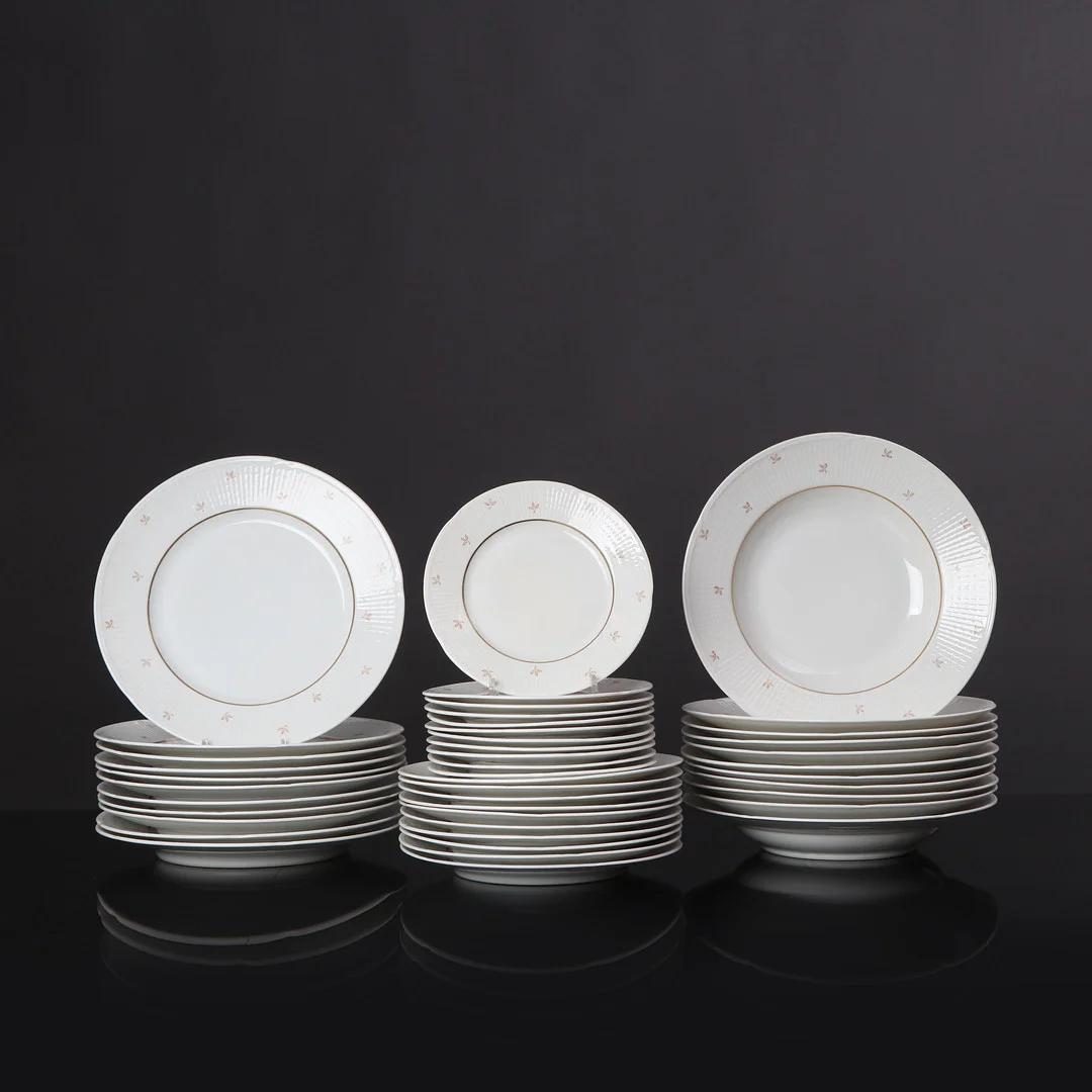LOUISE ADELBORG. MATSERVIS, 43 DELAR. Porslin med gulddekor. "Swedish grace", Rörstrand. — Tableware — Skånes Auktionsverk