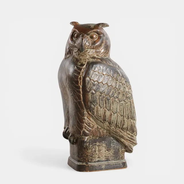 KNUD KYHN. Stor, skulpturel figur af stentøj modelleret i form af siddende hornugle, dekoreret med Sung glasur. Sign. monogram. Udført hos Royal Copenhagen, dessin nr. 20191. Unik.