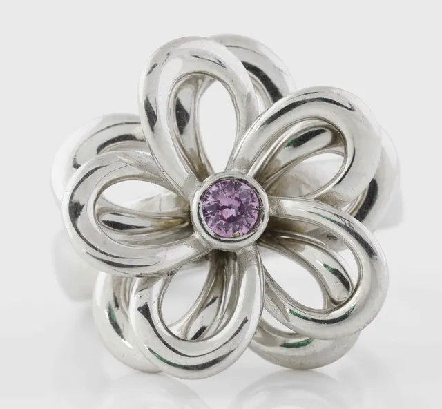NINA RICCI. ring, rhodierat silver, blomma med rosa safir.