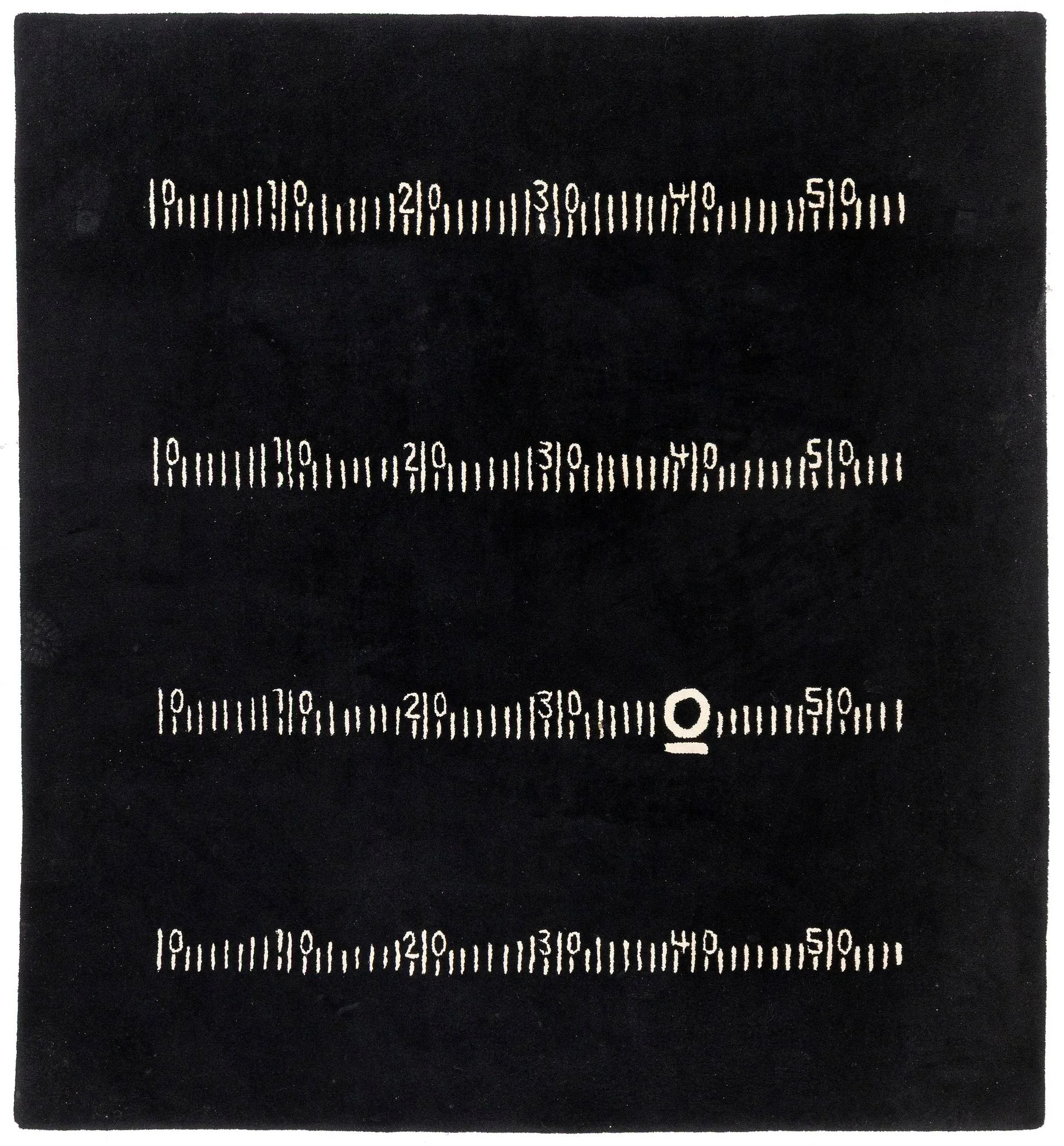 Eileen Gray, matta, "Centimètre", Black board rug, Handtuftad, 246,5 x 228,5 cm, Efter design av Eileen Gray. — Bukowskis