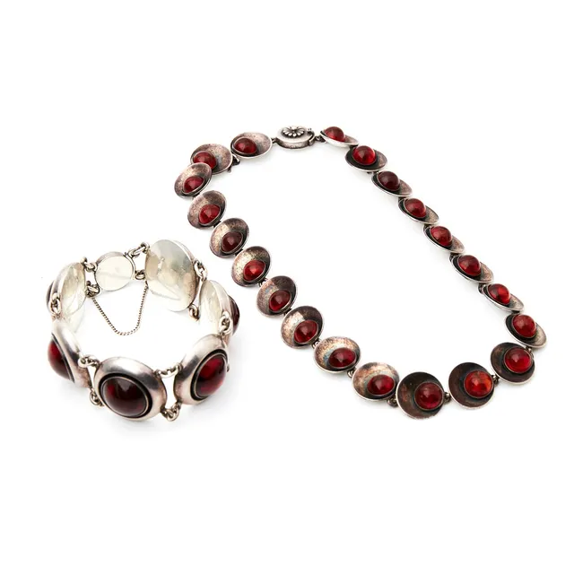 NILS ERIK FROM. Collier samt armband, sterlingsilver/bärnsten, dekor av cirklar, Danmark, 1960-tal.