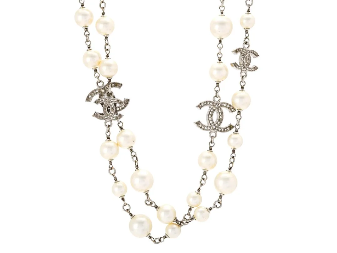 CHANEL, COLLIER, silverfärgad kedja, vita imitationspärlor, Logo CC, längd 106 cm, vikt 89,8 g, märkt A21, V, år 2021, Made in France, fodral, saknar stenar. — Accessoarer/Övrigt — Kaplans