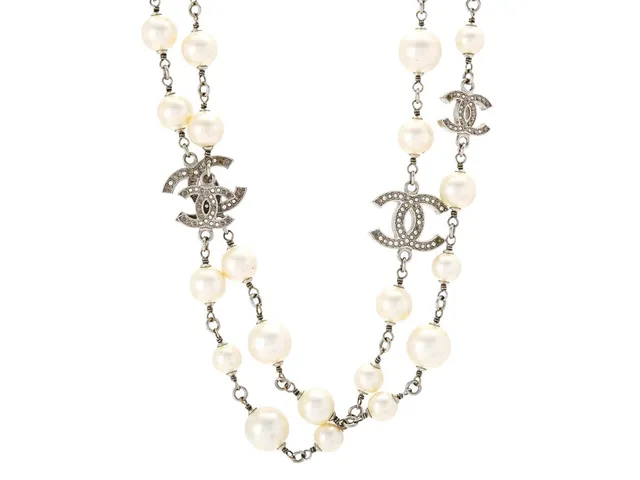 CHANEL, COLLIER, silverfärgad kedja, vita imitationspärlor, Logo CC, längd 106 cm, vikt 89,8 g, märkt A21, V, år 2021, Made in France, fodral, saknar stenar.