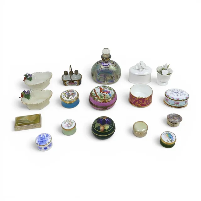 A COLLECTION OF TRINKET POTS AND ORNAMENTS.
