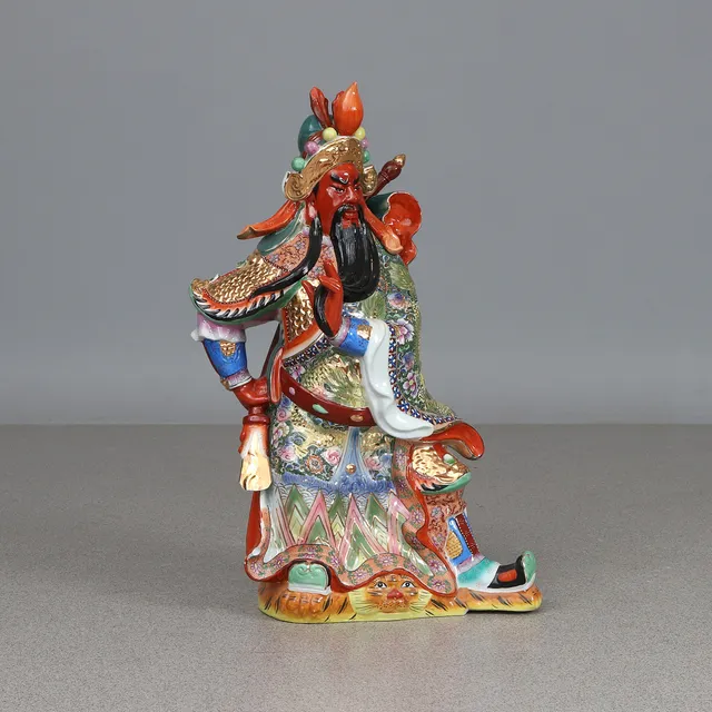 STOR FIGURIN. Porslin med polykrom samt förgylld dekor. Mansfigur. Kina, samtida tillverkning.