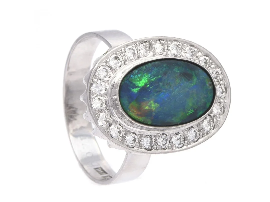 CARMOSÉRING, 18K vitguld, opal 2,44 ct, 21 briljantslipade dimanter 0,71 ct ca TW/VS, Diamant & JUvel, Örebro 1989, stl 20 mm, vikt 11,1 g. — Smycken/Carmoséring — Kaplans