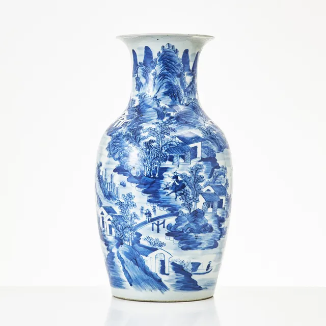 VAS, porslin, Kina, 1800-tal, dekor av flodlandskap i blåvit underglasyr.